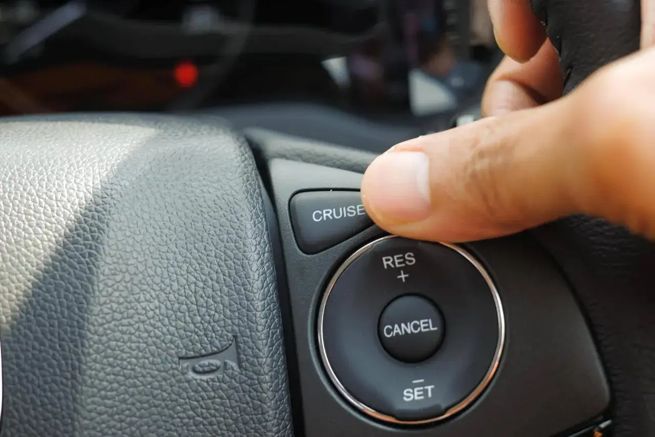 Dito si vede come funziona il cruise control: un dito preme il pulsante