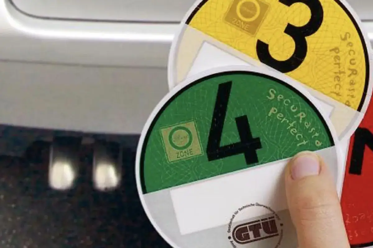 Vignette Germania: adesivi ambientali per auto, con numeri 3 (giallo) e 4 (verde) visibili, pronti per essere applicati.