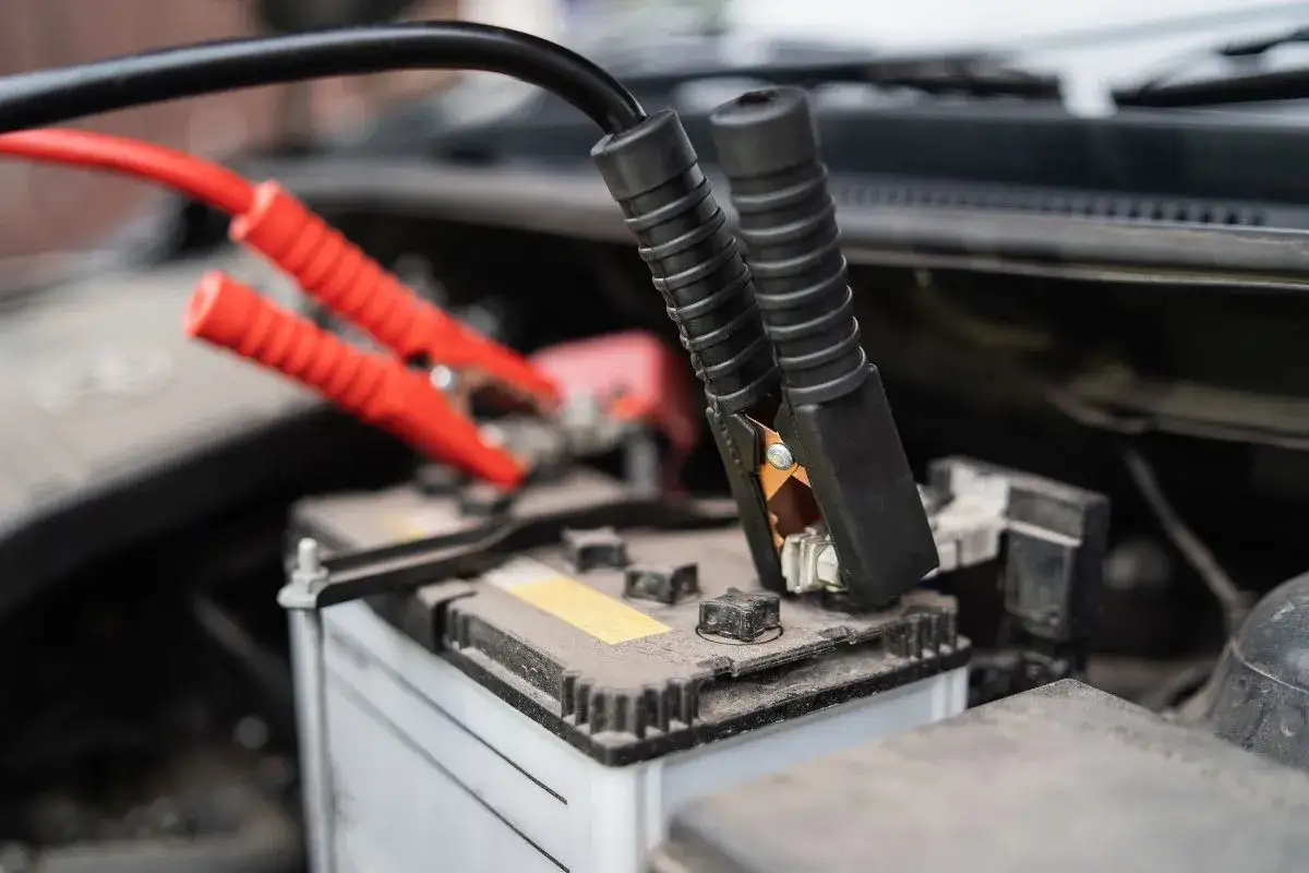 Pinze rosse e nere collegate alla batteria dell'auto, un aiuto per chi non sa come far ripartire la macchina.