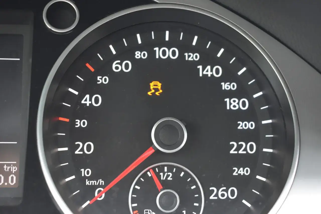 Cruscotto auto con spia ESC accesa, indicante un problema di stabilità. Velocità a 0 km/h.