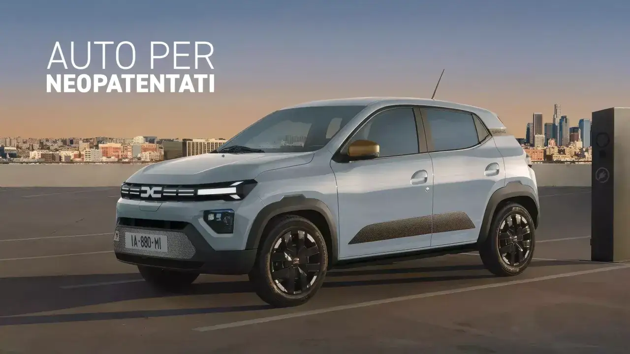 Auto grigia elettrica, ideale per chi ha appena preso la patente. Perfetta per muoversi in città e scoprire cosa possono guidare i neopatentati.