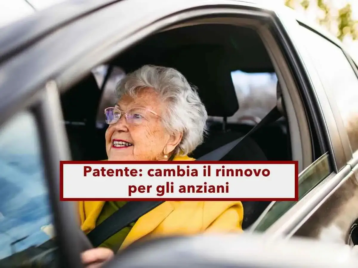 Anziana sorridente al volante, con testo che indica
