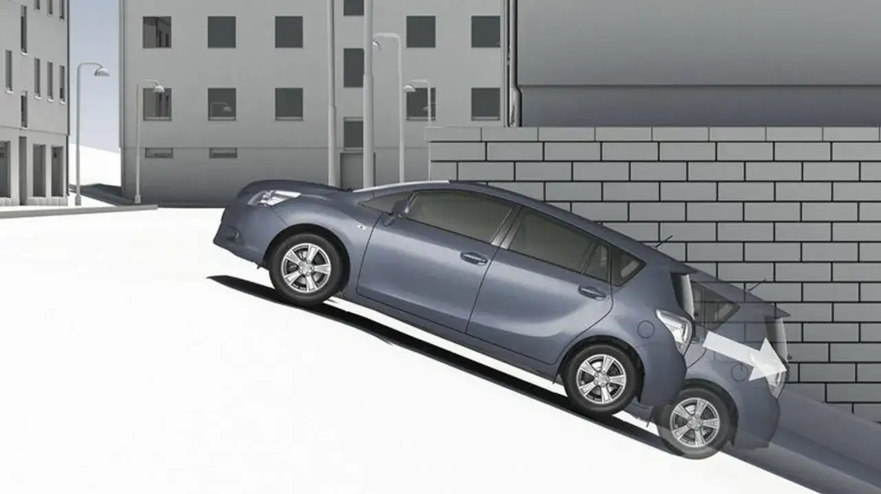 Auto grigio su una ripida salita, con un'indicazione visiva che mostra l'efficacia del hill holder nel prevenire la retromarcia.