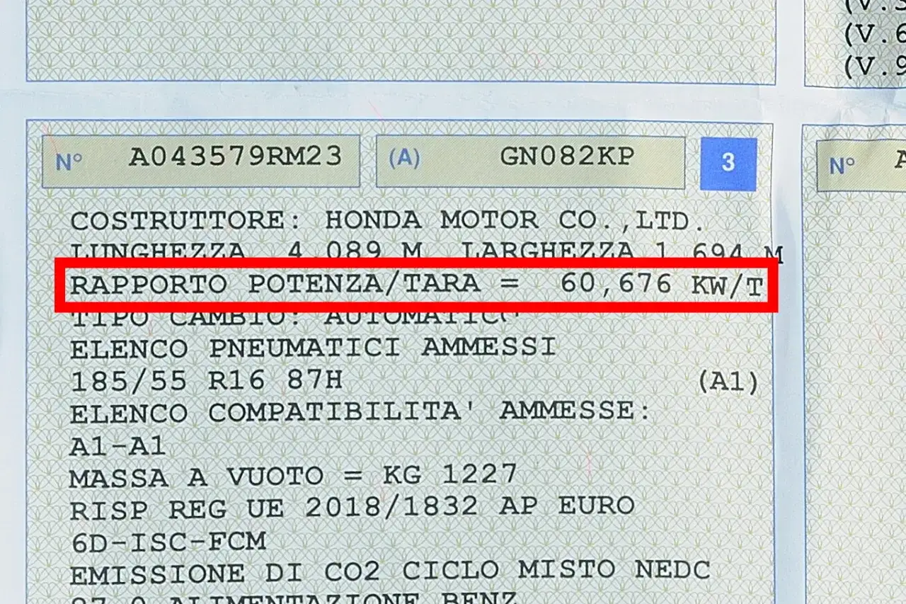 Documento auto con rapporto potenza/tara di 60,676 KW/T. Un neopatentato guida macchina superiore a 55 kw.