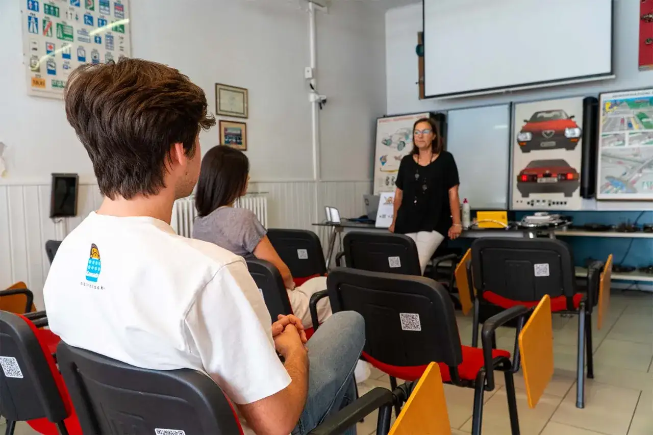 Docente spiega come recuperare i punti della patente a studenti in aula.