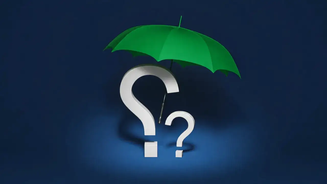 Domande e risposte sull'assicurazione RCT. Un ombrello verde protegge due grandi punti interrogativi bianchi, simboleggiando la chiarezza e la sicurezza.