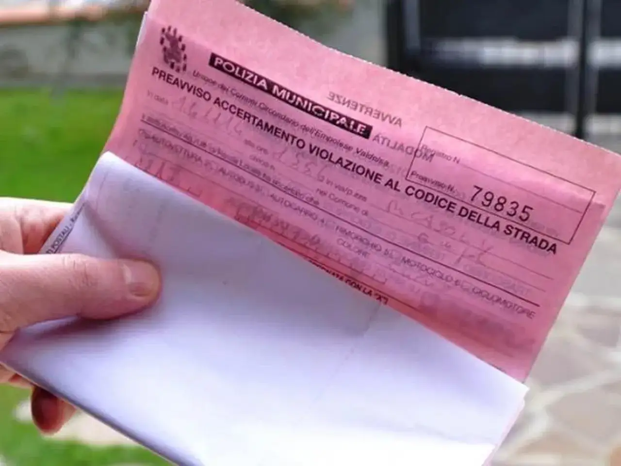 Mano tiene verbale della Polizia Municipale per multa eccesso velocità sotto 10 km. Numero verbale 79835.