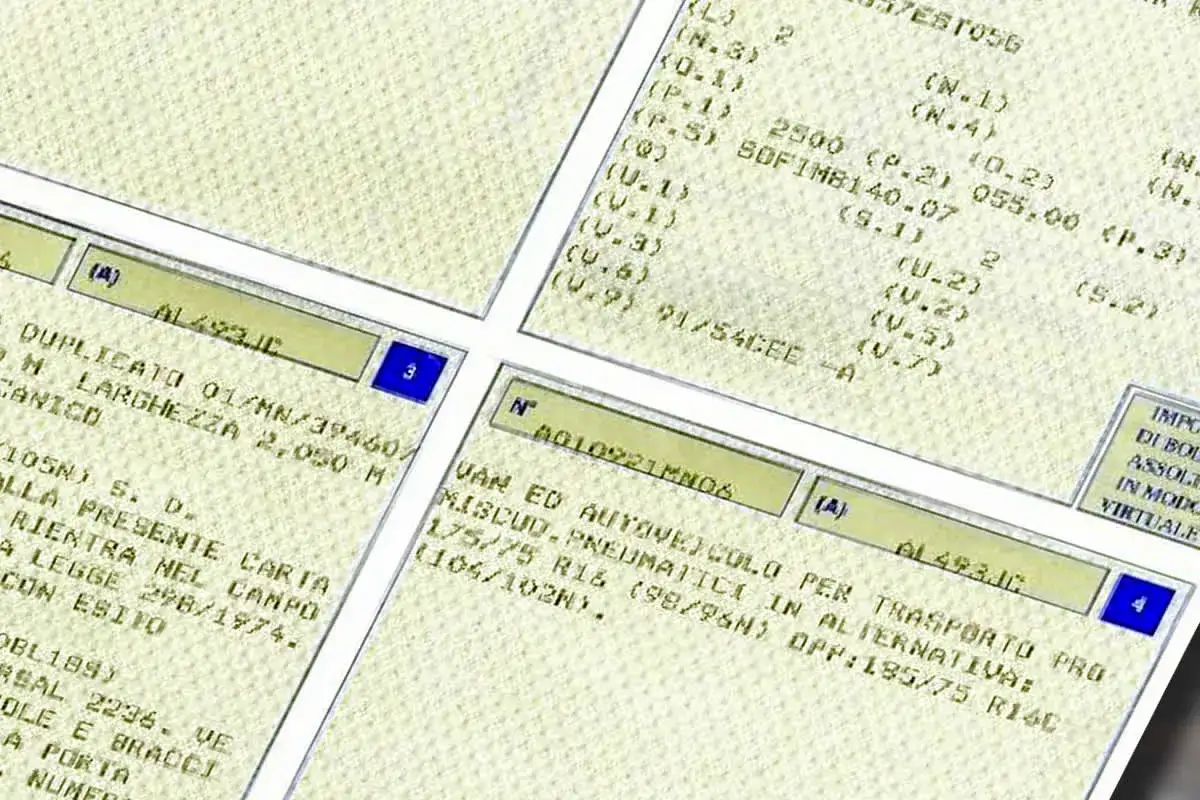 Dettagli di un veicolo, forse un cdp auto smarrito, con dati tecnici e numeri di telaio.