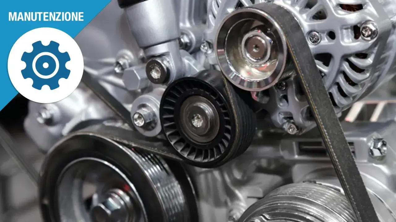 Dettaglio motore con cinghie. Scopri ogni quanto si cambia la cinghia di distribuzione per la manutenzione della tua auto.