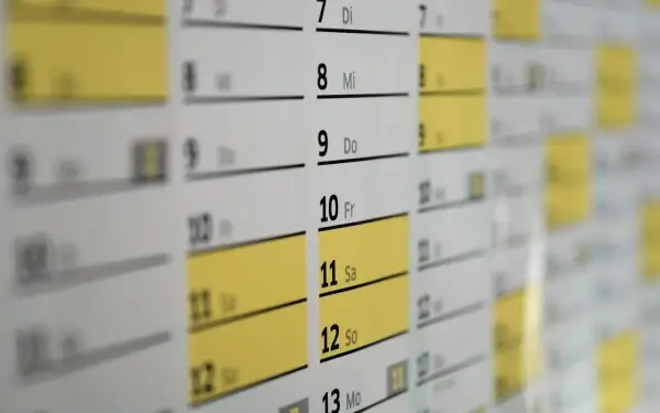 Calendario con giorni evidenziati. La scadenza semestrale dell'assicurazione è vicina, mancano solo 15 giorni.