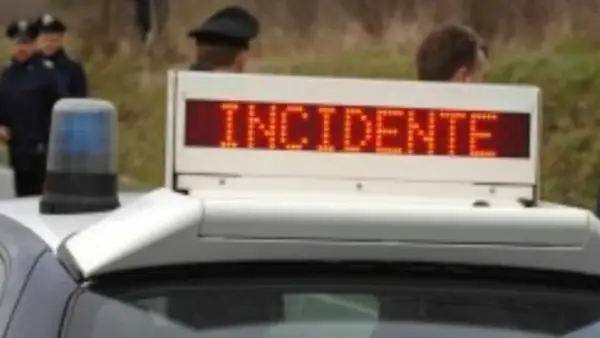 Segnale luminoso su auto della polizia con scritta "INCIDENTE". Cosa succede se fai un incidente con il foglio rosa?